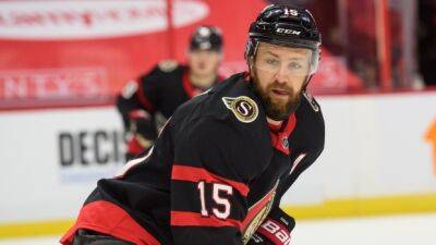 Hurricanes sign Stepan to one-year deal after PTO
