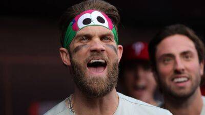 Bryce Harper rocks massive Phillies chain ahead of Phillies-Braves Game 2