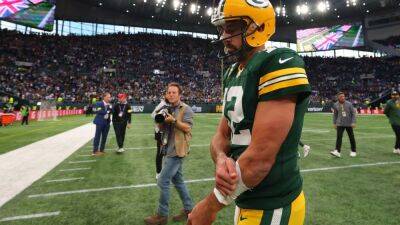 Packers not concerned with Aaron Rodgers' thumb injury