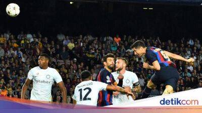 Robert Lewandowski - Robin Gosens - El Barça - Inter Milan - C.Liga - Barcelona Vs Inter: Drama 6 Gol, Laga Tuntas 3-3 - sport.detik.com
