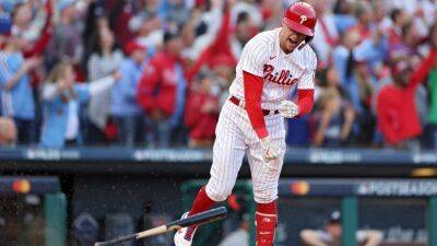 Rhys Hoskins motivated by Braves' intentional walk, raucous Phillies crowd in Game 3 win