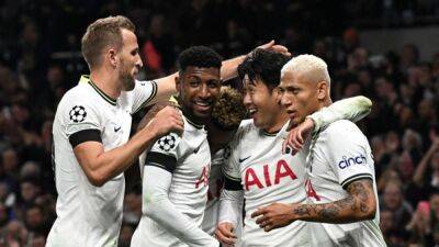 Soccer-Spurs boss Conte hails hard-working attacking trio