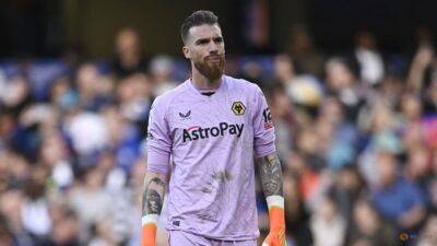 Wolves goalkeeper Sa playing with broken wrist