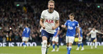 Harry Kane penalty helps Tottenham keep up pressure at top with win over Everton
