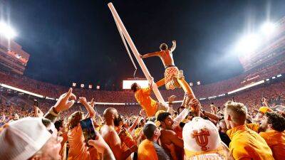 Tennessee fans celebrate win over Alabama by taking down goal post