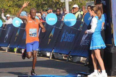 SA's Mokoka defends Cape Town Marathon title, Van Dyk 2nd in wheelchair race - news24.com - Usa - Mexico - South Africa - Ethiopia - county Marathon