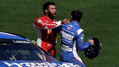 Bubba Wallace shoves Kyle Larson after accident
