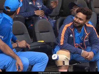 Rishabh Pant Spotted With Heavily Strapped Right Knee. Picture Goes Viral
