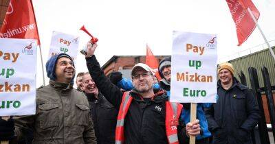 Bosses in a pickle at Branston as workers strike outside Middleton HQ - manchestereveningnews.co.uk - Manchester