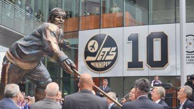 Mark Scheifele - 'He is home again': Dale Hawerchuk statue unveiled at Winnipeg's True North Square - cbc.ca - state California - county St. Louis - county Crosby - Philadelphia