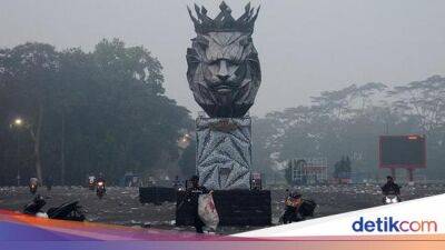 Duka Tragedi Kanjuruhan: Suami Tewas, Istri Belum Ditemukan - sport.detik.com