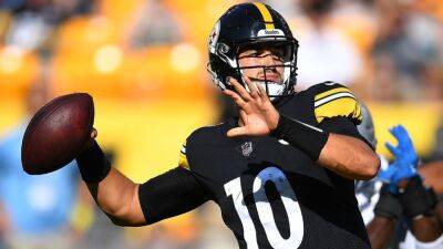 Mike Tomlin - Kenny Pickett - Mitch Trubisky - Pittsburgh Steelers rookie Kenny Pickett replaces Mitch Trubisky at QB to start second half - espn.com - New York - county Brown - county Cleveland - Jordan