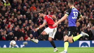 Fernandes shines as United overpower Tottenham