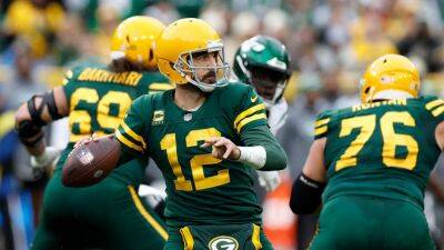 Aaron Rodgers attempts to clarify his comments on the Packers' offensive struggles