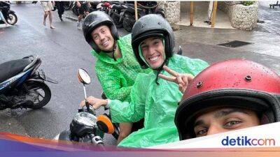 Aleix Espargaro dan Jorge Pamer Motoran Sambil Pakai Jas Hujan