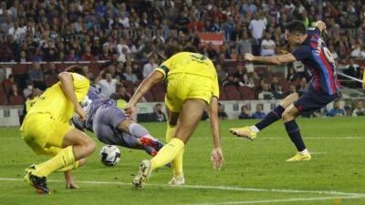 Lewandowski double as Barcelona ease past Villarreal