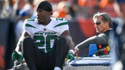 Jets rookie RB Hall leaves with injury vs. Broncos
