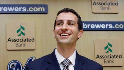 Stearns stepping down as Brewers' president