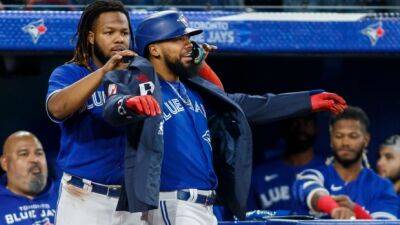Hernandez helps Jays top Red Sox for sweep