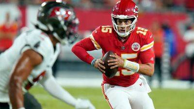 Patrick Mahomes makes ridiculous first-half plays vs. Buccaneers