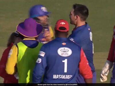 Ross Taylor - Yusuf Pathan - Watch: Mitchell Johnson Shoves Yusuf Pathan In Ugly Spat, Umpire Has To Intervene In Legends League Cricket Match - sports.ndtv.com - New Zealand - India - county Ross - county Johnson - county Mitchell