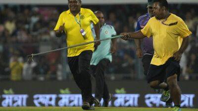 Virat Kohli - Quinton De-Kock - Rohit Sharma - Snake on field disrupts Guwahati T20 between India and South Africa - in pictures - thenationalnews.com - South Africa - India - Pakistan