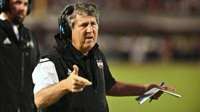 Mississippi State's Mike Leach gives great wedding advice to college football reporter