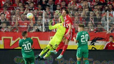 Soccer-Union score stoppage time winner against Gladbach to stay top