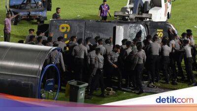 Tragedi Kanjuruhan - 'Aparat Bersenjata di Lapangan, Masalah Laten Sepakbola Indonesia' - sport.detik.com - Indonesia