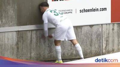 Pesepakbola Ini Cedera Usai Kejar Bola lalu... Tabrak Tembok - sport.detik.com