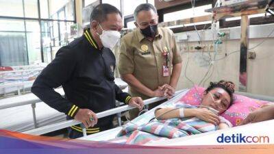 Tragedi Kanjuruhan - Jenguk ke RS, Menpora: Korban Luka Tragedi Kanjuruhan Mulai Membaik - sport.detik.com