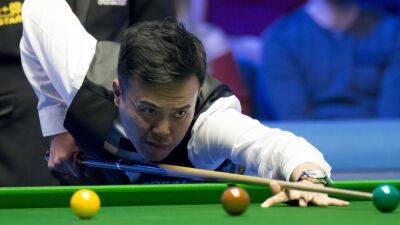 Hong Kong Masters: Marco Fu beats four-time world champion Mark Selby in front of packed home crowd