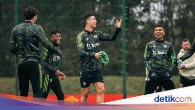 Latihan MU Jelang Liga Europa, Cristiano Ronaldo Senyum Terus