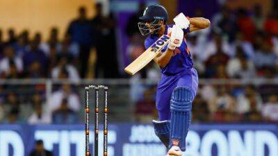 Ruturaj Gaikwad - Ruturaj Gaikwad's Snarling 42-Ball 19 On ODI Debut Triggers Memes And Jokes On Twitter - sports.ndtv.com - South Africa - India -  Chennai -  Sanju