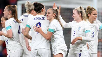 Leah Williamson - Fran Kirby - Lucy Bronze - Millie Bright - Mary Earps - Sarina Wiegman - Chloe Kelly - Alyssa Naeher - Ad A - England celebrate 50-year anniversary with victory over United States in front of bumper Wembley crowd - eurosport.com - Usa - Georgia - Luxembourg -  Man