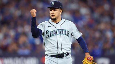 Luis Castillo's gem gives Mariners win in first playoff game since 2001