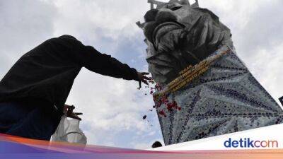 Tragedi Kanjuruhan - Sesepuh Aremania ke Bonek: Damai, Yuk! - sport.detik.com - Indonesia