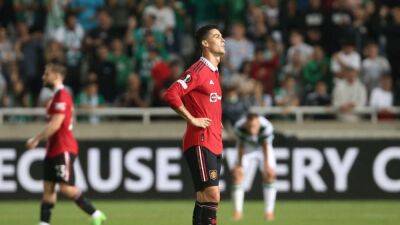 Rooney urges out-of-favour Man United forward Ronaldo to stay patient