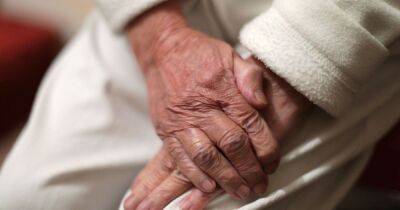 Government issues warning to anyone going to visit elderly relatives as coronavirus rates rise - manchestereveningnews.co.uk - Britain