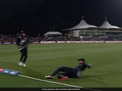 Devon Conway - Tim Southee - Shadab Khan - Watch: New Zealand Wicketkeeper's Slide To Kick Away Ball And Save Boundary - sports.ndtv.com - Australia - New Zealand - Bangladesh - Pakistan - county Conway