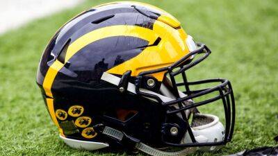Michigan RB coach Mike Hart carted off field at Indiana