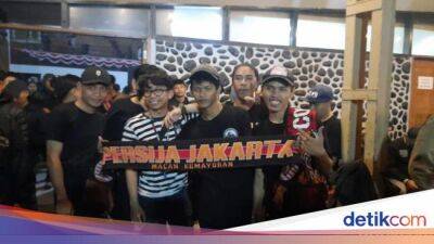 Tragedi Kanjuruhan - Momen Bobotoh hingga Jakmania Melebur Jadi Satu Demi Kanjuruhan - sport.detik.com