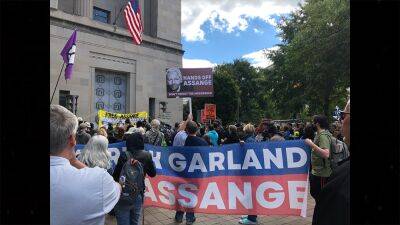 Julian Assange supporters protest against US extradition in London, DC: 'crucial that we fight' - foxnews.com - Britain - Usa - London - Afghanistan -  Washington - Iraq