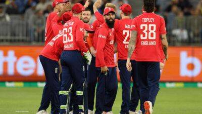 Mark Wood - Marcus Stoinis - Tim David - Jos Buttler - Alex Hales - Sam Curran - England survive Australia fightback to take first T20 in Perth - thenationalnews.com - Britain - Australia - county Hale