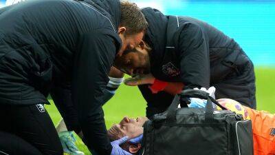Emi Martínez - Aston Villa - Tyrone Mings - The English PFA says concussion rules must be addressed 'urgently' to avoid 'serious' injury - rte.ie - Britain