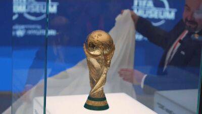 Didier Deschamps - Hugo Lloris - FIFA unveils this year's World Cup winner's trophy in Doha - euronews.com - Qatar - France - Brazil -  Doha - county Park