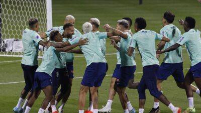 Alex Sandro - Brazil give no clues on team selection in first training session - channelnewsasia.com - Manchester - Serbia - Italy - Brazil -  Doha -  Sandro