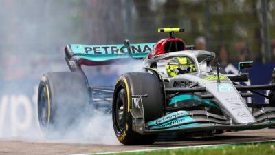 Mercedes boss defends Hamilton after nightmare season