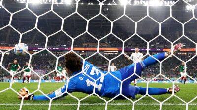 Lewandowski penalty saved as Poland draw with Mexico