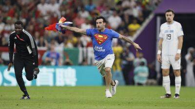 Man with rainbow flag invades pitch during World Cup game - rte.ie - Britain - Qatar - Ukraine - Portugal - county Gulf - Iran - Uruguay -  Tehran - Kurdistan